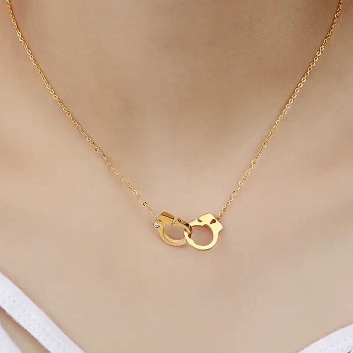 Nouvel Arrivage Collier Pendentif Femme en Acier Titane de Haute Qualité avec Motif Menottes et Cristaux Incrustés