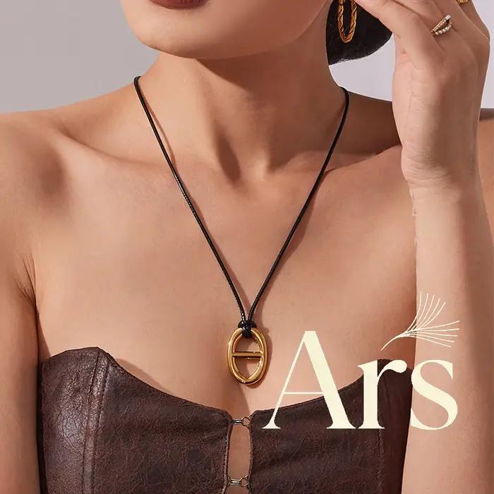 Ars – collier avec pendentif en forme de grain de café en acier inoxydable plaqué or 18 carats