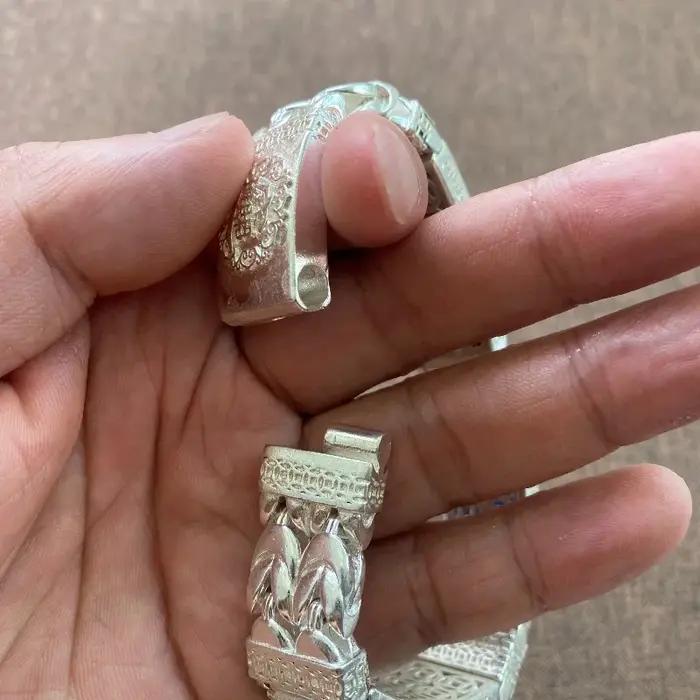Bracelet en cuivre blanc avec pierre bleue et motif totem en relief