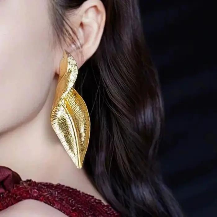 Boucles d'oreilles pendantes rétro exagérées en feuille d'or