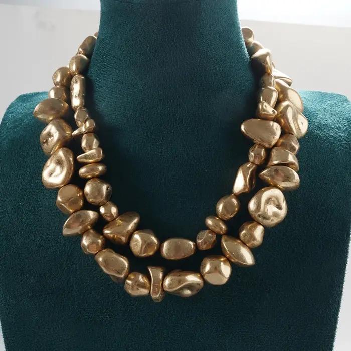 Ensemble superposé de pierres d'or sculpturales modernes, accessoire de déclaration pour brunch, ren