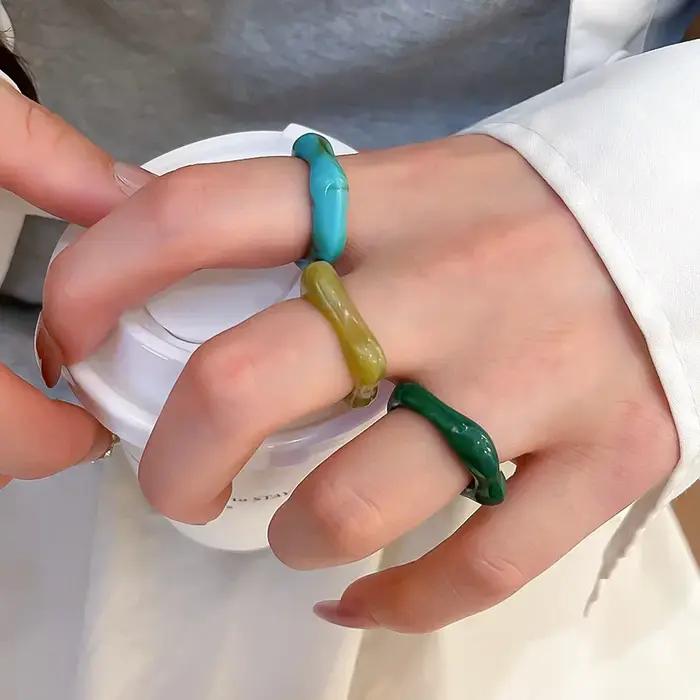 Ensemble de bagues rondes et irrégulières en résine acrylique colorée pour femmes