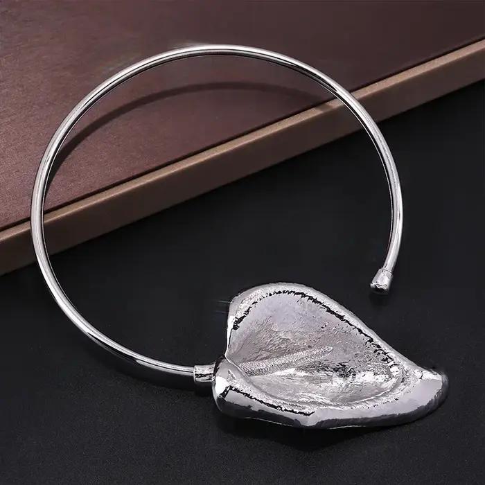 Collier Fleur de Palmier Rouge Exagérée Automne Hiver Luxe Minimaliste Sensation Haut de Gamme Bijoux Design Feuille d'Arbre de la Forêt Yang