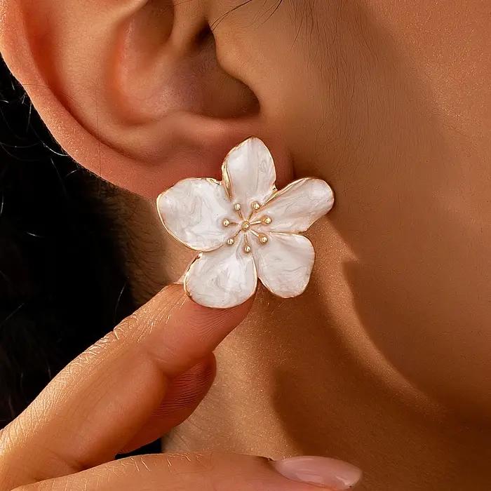 Une paire de boucles d'oreilles à clous pour femmes