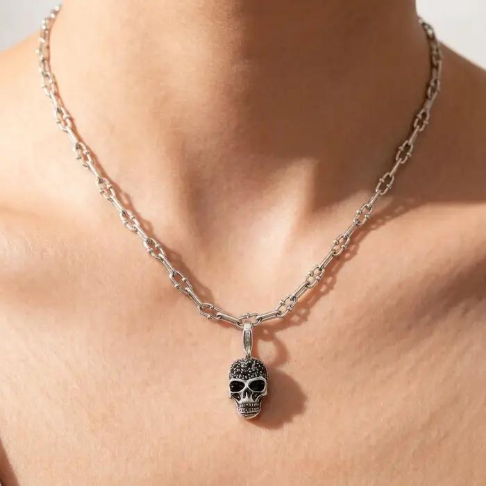 Collier à breloques pavé de crâne