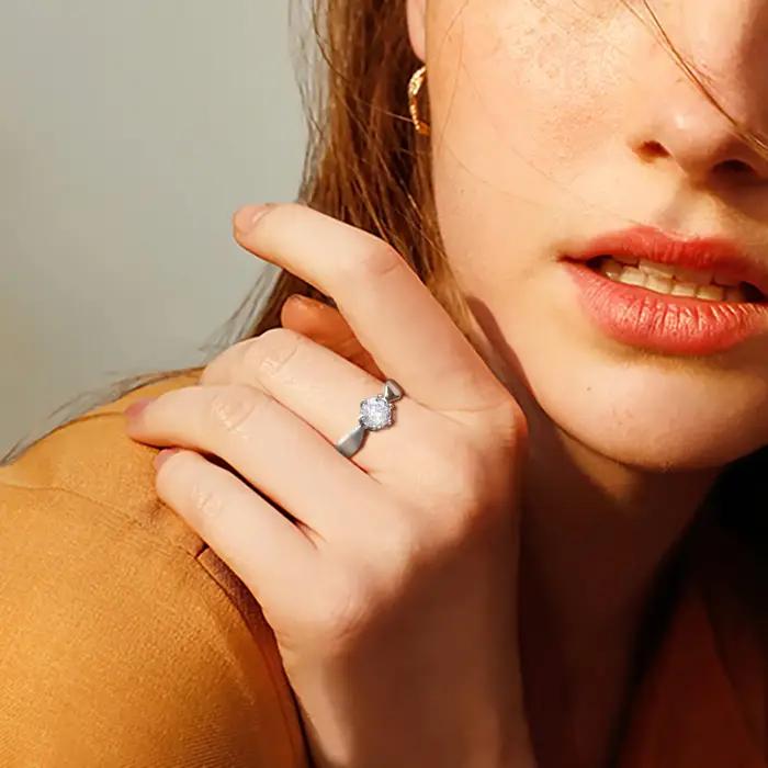 Bague de fiançailles solitaire ronde pour femmes en zirconium cubique doré plaqué or 18 carats pour occasions spéciales engagement anniversaire fête