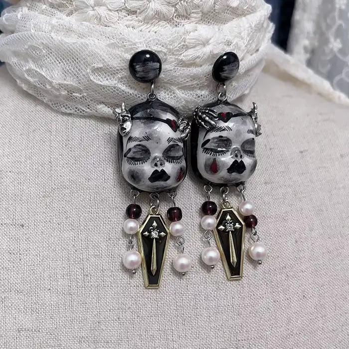 Boucles d'oreilles à clous de poupée foncée de style gothique avec un design personnalisé, en matériau en résine, sont des accessoires de bijoux pour femmes