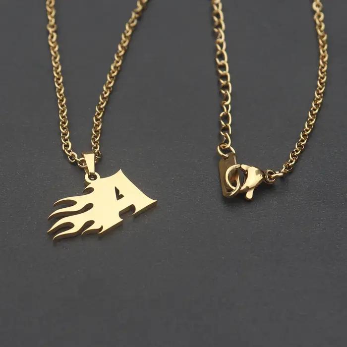 Collier avec pendentif lettre de feu pour femme