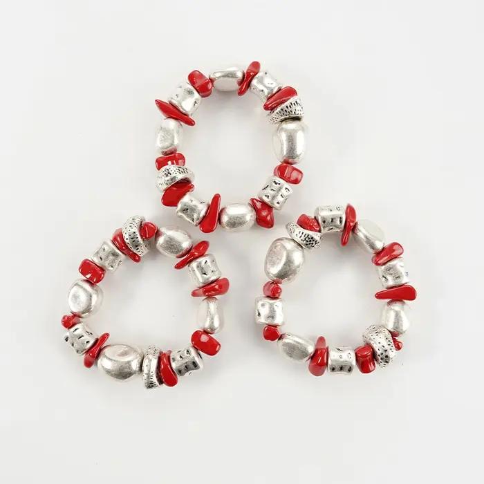 Ensemble de bracelets rouges et argentés vieillis