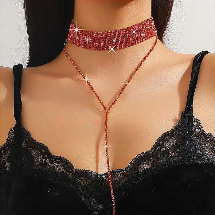 Collier élégant long et tendance avec gemme rouge et diamant, polyvalent, idéal pour les banquets, l