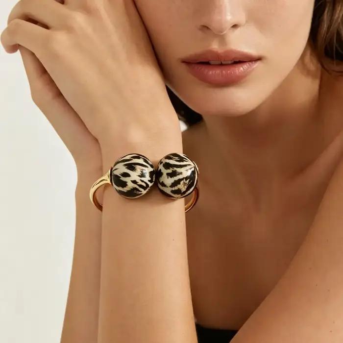 Bracelet en acrylique ouvert avec perles doubles sphériques