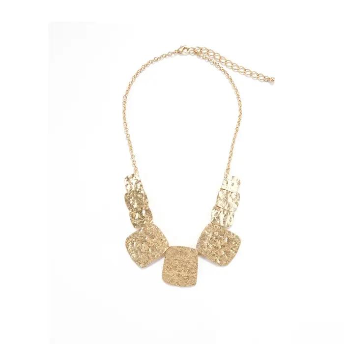 Ensemble de bijoux artisanal minimaliste en or martelé carré