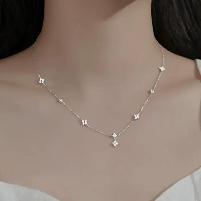 ANENJERY incrusté Zircon quatre feuilles fleur chaîne collier pour les femmes nouvelle Niche lumière de luxe mode chaude colliers ras du cou accessoires