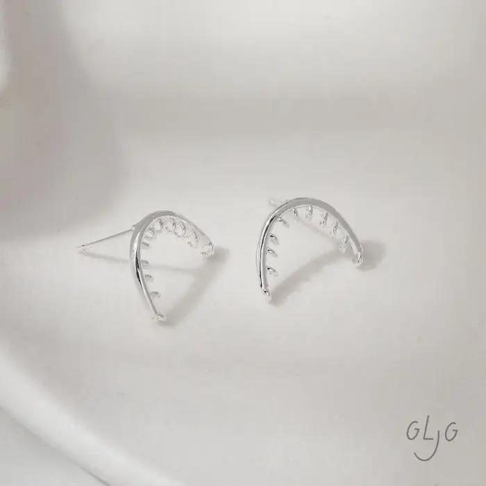 Boucles d'oreilles arquées à plusieurs trous de suspension