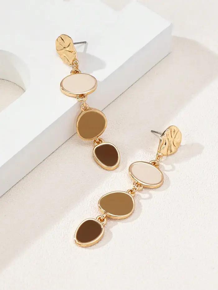 Une paire de boucles d'oreilles tendance et décontractées pour femmes
