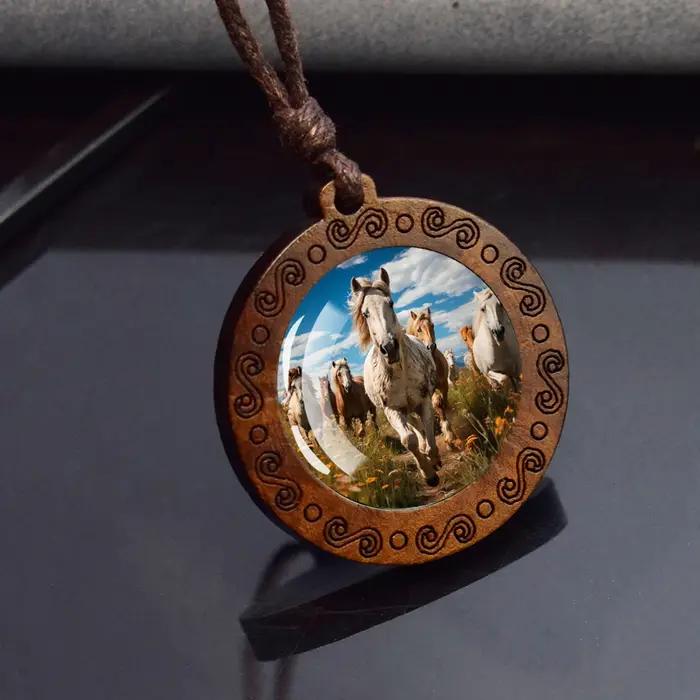 Collier en bois et verre vintage avec pendentif cheval galopant ajustable pour homme et femme occasions festives et cadeau exceptionnel
