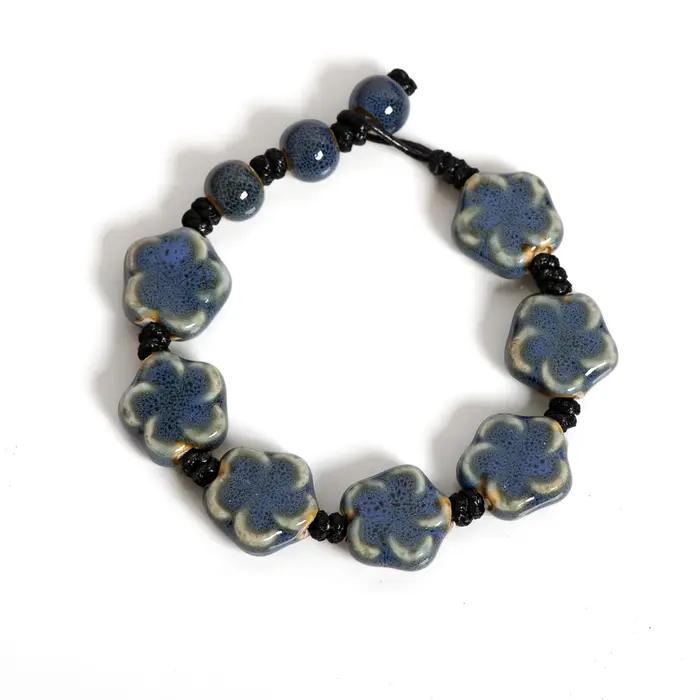 Bracelet en céramique à fleurs émaillées pour femmes style boho artisanal à offrir pour occasions spéciales