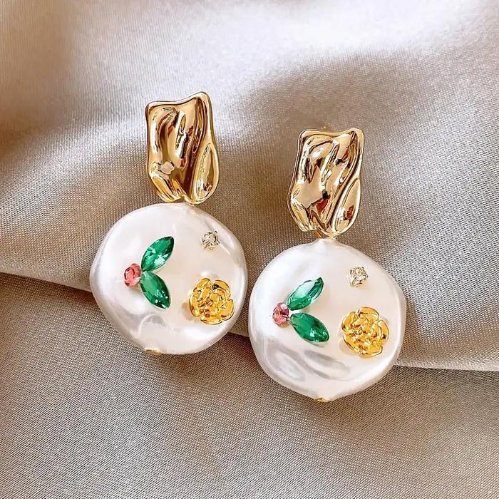 Monet Garden imite la conception de boucles d'oreilles en perles baroques avec des bijoux de tempérament inhabituel