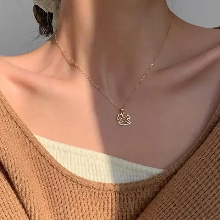 Collier cheval en acrylique épuré avec zircon pour femmes style unique et durable pour toutes occasions