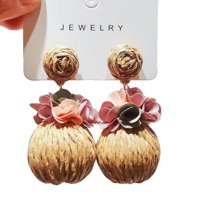 Boucles d'oreilles bohèmes Rafia sphériques à fleurs colorées