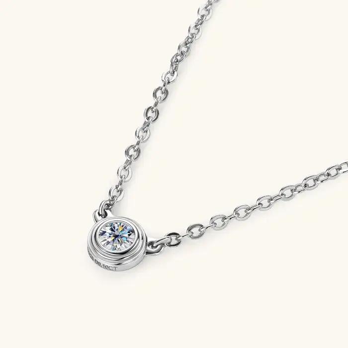 MOVESKI Collier pendentif solitaire en argent sterling 925 avec moissanite ronde taille brillant sertie clos