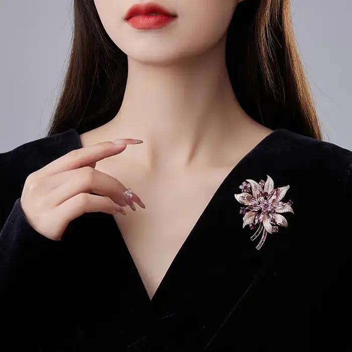Broche de fleur incrustée de strass de luxe à la mode, bijoux de charme de fête de banquet élégants,