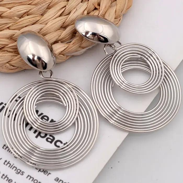 Grandes boucles d'oreilles rondes tendance pour femmes
