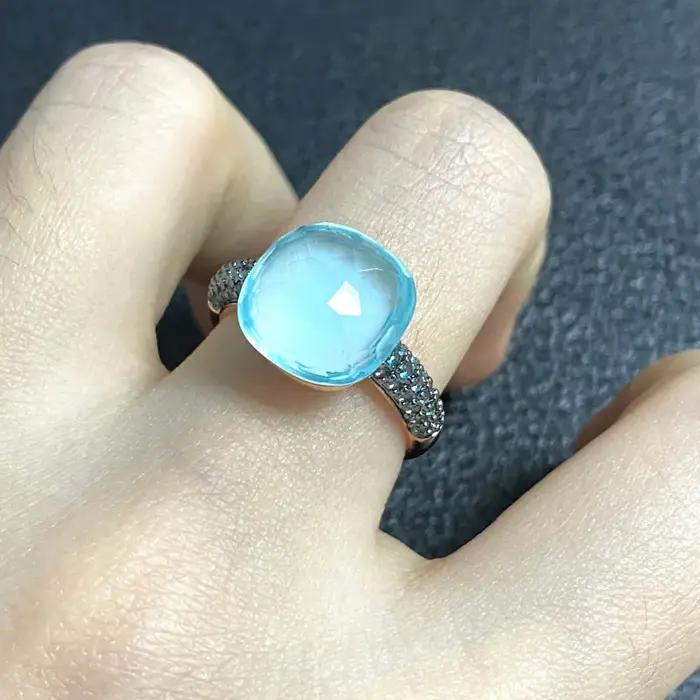 Bague en topaze bleue incrustée de zircon noir avec placage noir