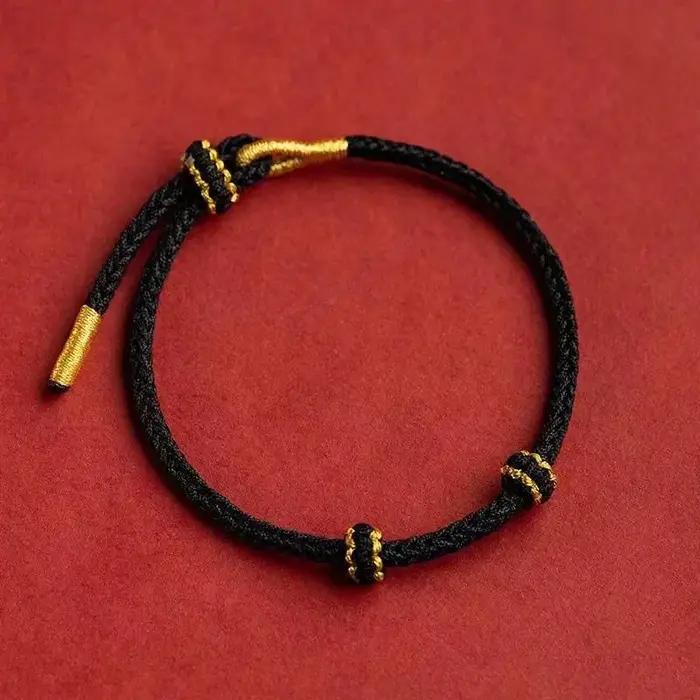 Bracelets en corde fine tricotés à la main