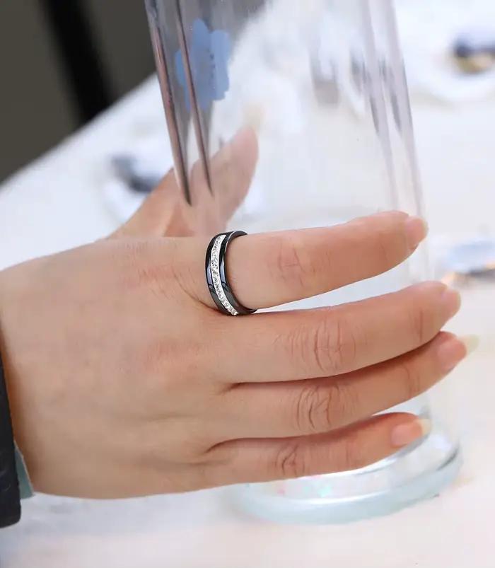 Bague de fiançailles en céramique noire et blanche avec une rangée de zircons australiens pour femmes