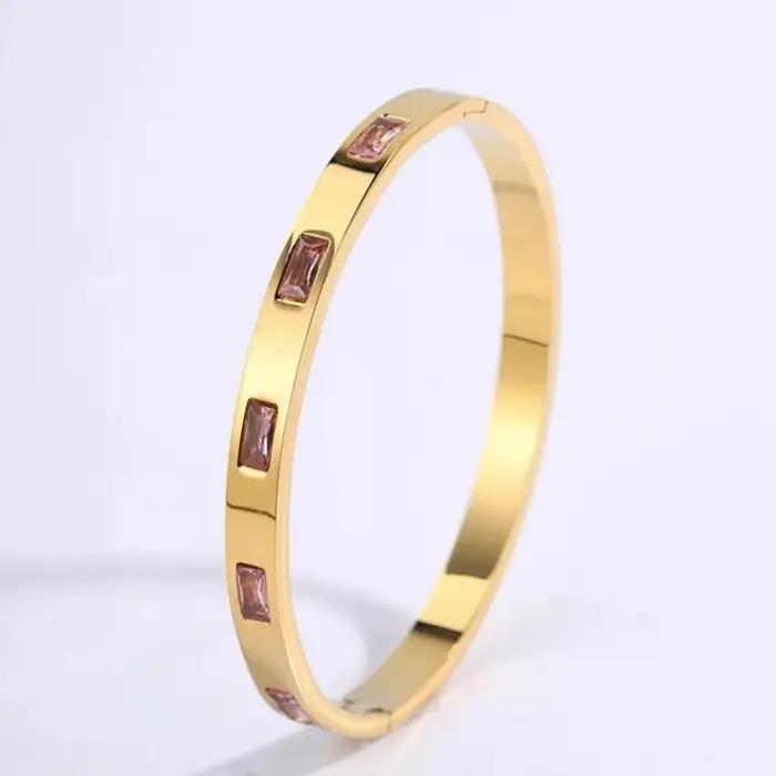 Bracelet empilable classique en acier inoxydable avec incrustation de zircon rose et design cardioïd