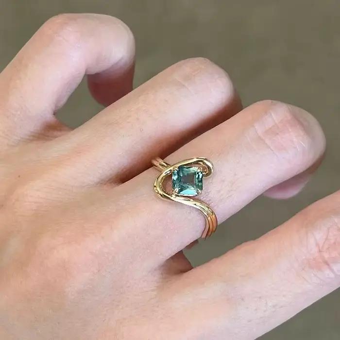 Bague classique de luxe légère en noir brillant/violet/vert