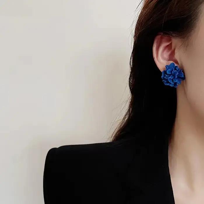 Boucles d'oreilles fleur bleue en acrylique pour femme romantique et élégante pour occasions spéciales et quotidienne