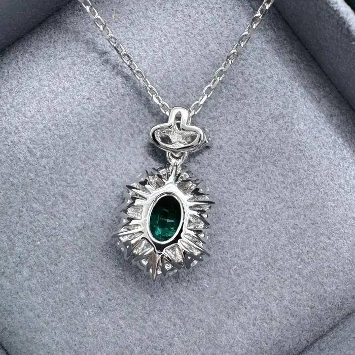 Collier pendentif en émeraude ovale de 1