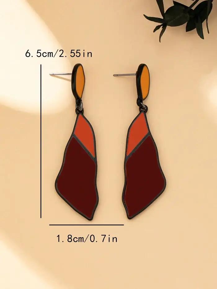 Une paire de boucles d'oreilles noires pour femmes avec un style tendance