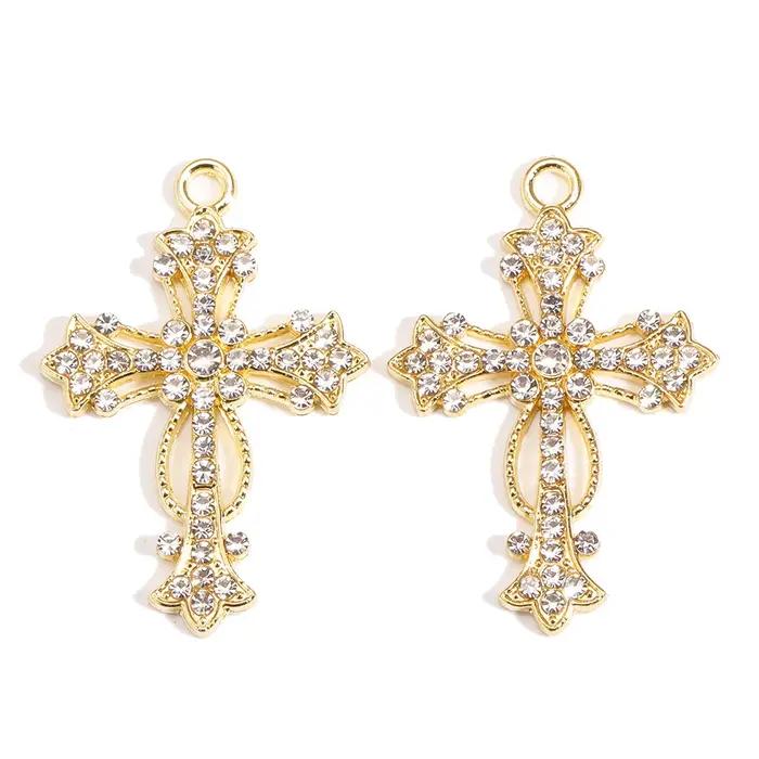 Breloques en forme de croix dorées pour bijoux et accessoires de mode chrétienne élégants pour femmes et occasions spéciales