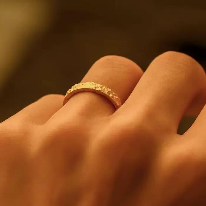 Bague à Texture martelée – Bande minimaliste en métal massif pour femmes