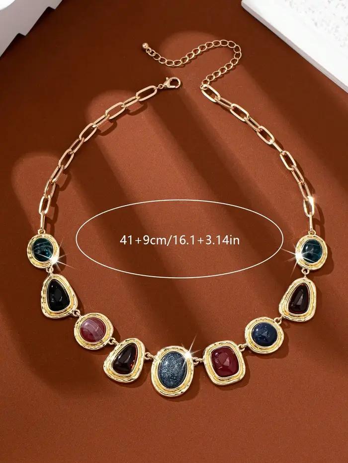 Un collier pendentif léger de luxe