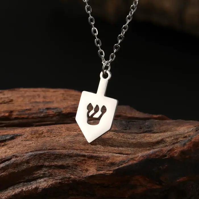 LIKGREAT Judaica hébreu pendentif collier en acier inoxydable bijoux juifs Hei nonne Shin Gimel Drei