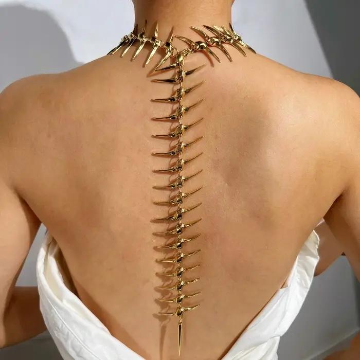 Chaîne de dos style punk en forme d'os pour femme