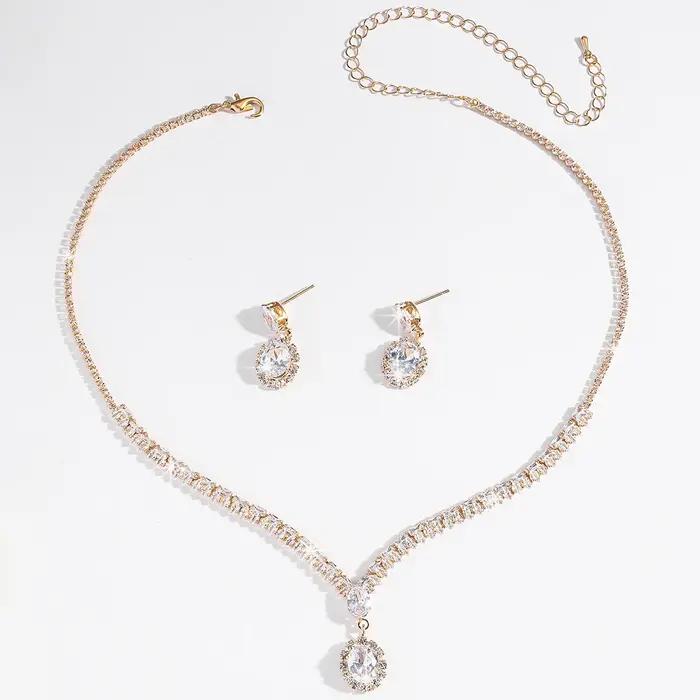 Ensemble collier et boucles d'oreilles en zircon - style luxueux