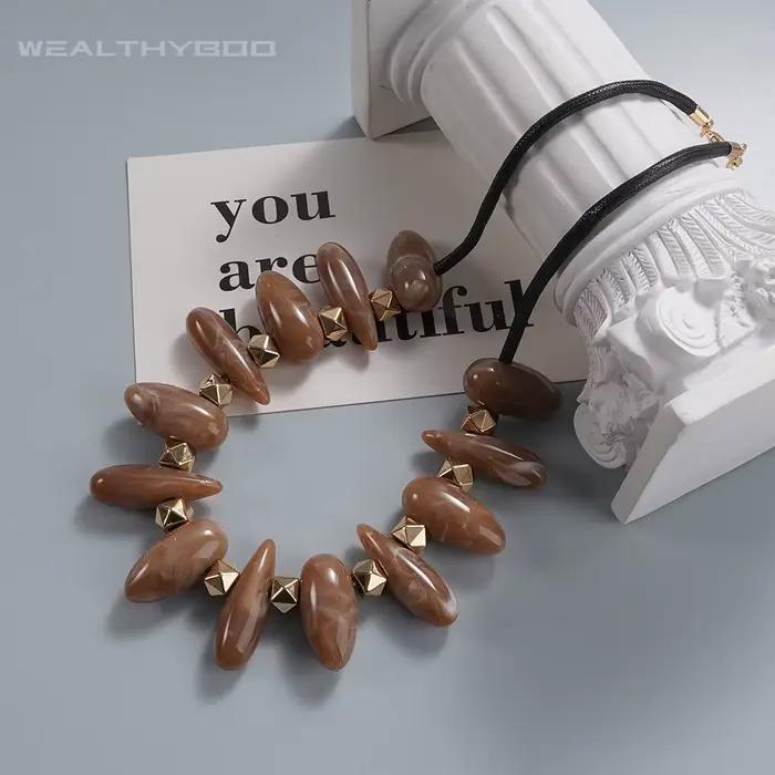 Collier ras du cou en pierre marbrée marron pour femmes, cordon noir, clous dorés, accessoire de bijoux de fête quotidien à la mode