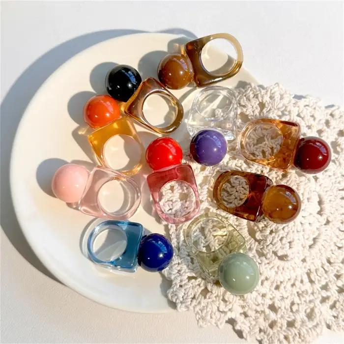 Bague en résine sphérique carrée au design classique