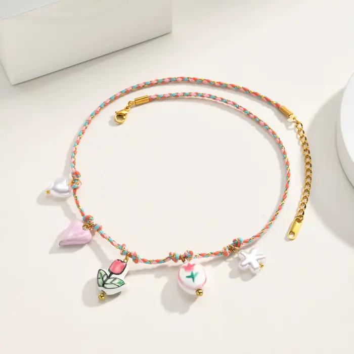 Collier Bohème avec Breloque Tulipe, Pendentif Fleur en Céramique Fait Main, Cordon Tressé, Bijoux Plaqué Or 18K Résistant au Ternissement pour Femme