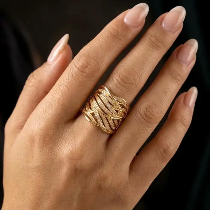 Bague géométrique tressée en laiton et zircon pour femme, élégante et moderne, idéale pour banquets et occasions formelles