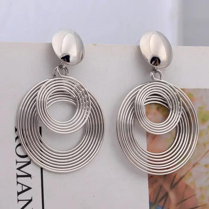 Grandes boucles d'oreilles rondes tendance pour femmes