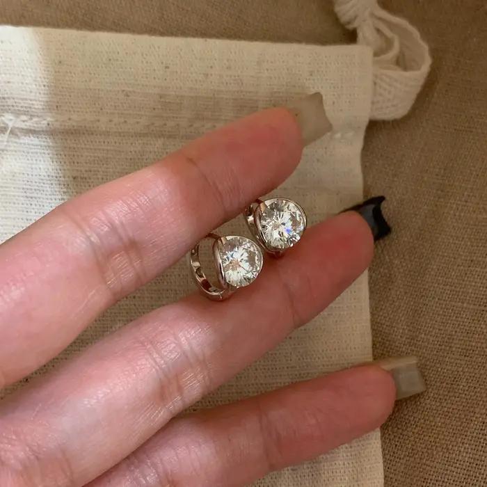 Nouveaux boucles d'oreilles en diamant rond de deux carats
