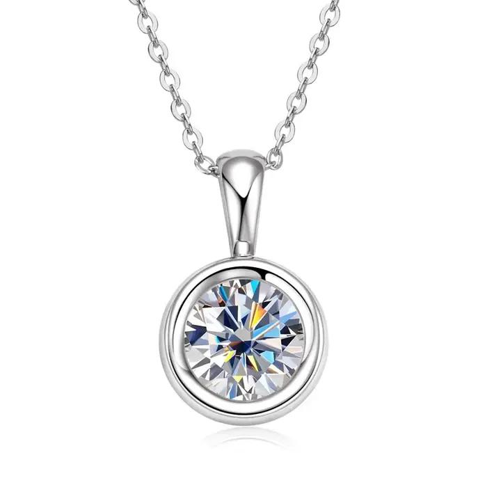 Un élégant collier pendentif en argent sterling 925 avec une moissanite de 1 carat