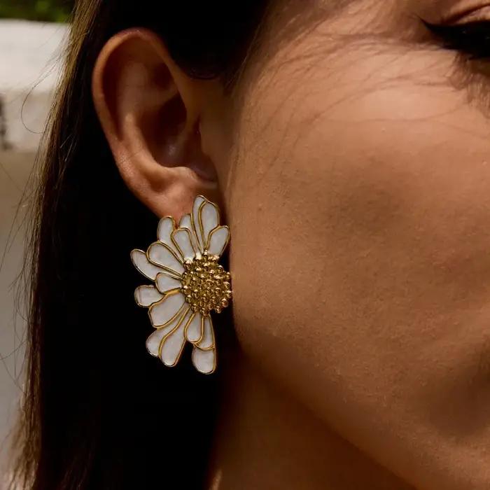Boucles d'oreilles pétales en métal de couleur rose blanc pour femmes personnalité mode fleur