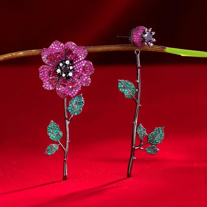 Boucles d'oreilles Pera CZ en zircone cubique plaquées or noir pour femmes avec motifs fleurs et feuilles pour occasions spéciales